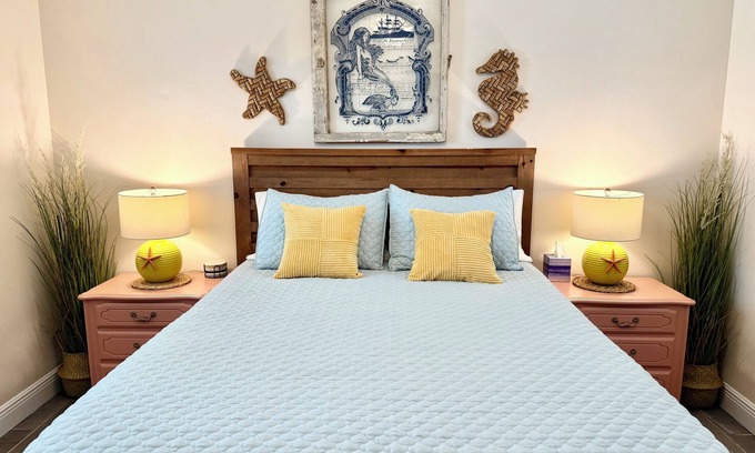 Tropic Cottage | Charming Coastal Cottage in Art District – Family Friendly