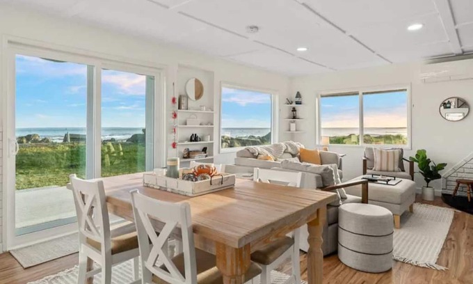 Tokeland Cabin | Inviting Coastal Retreat with Panoramic Ocean Views
