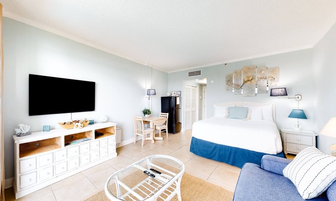 Fort Walton Beach Apartment | Cozy Coastal Getaway with Pool and Ocean Views