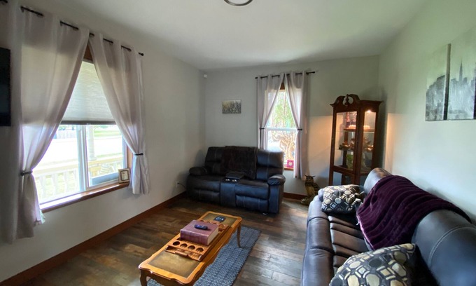 Enumclaw House | Inviting 1910 Cole St Home with Pet-Friendly Amenities