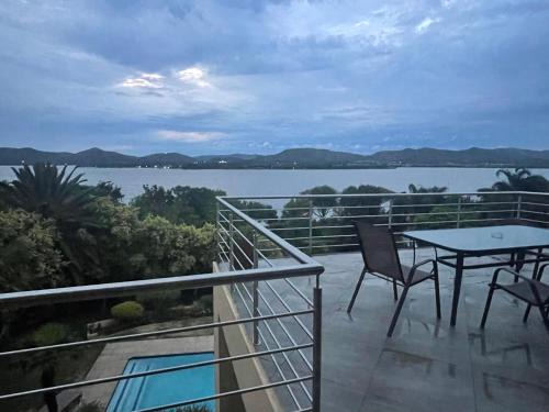 Kosmos Villa | Inviting Coleman: Oceanfront Bliss with Pool & Breakfast