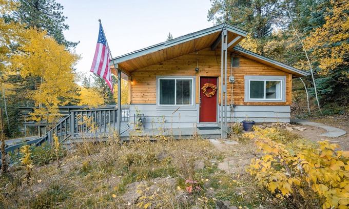 Coal Creek Canyon Cabin | Inviting Colorado Rocky Mountain Cabin with Family Amenities