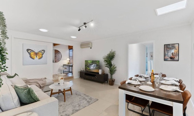 Robertson House | Cozy Comfort: 4BR near Malls and Transport!