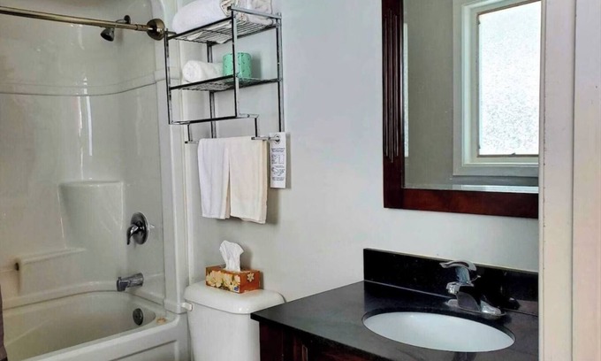 Wiarton Apartment | Cozy Comfort Double Room 08– Peninsula Motel, Minutes from Wiarton Waterfront