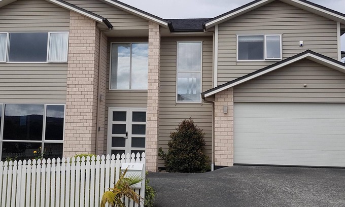 Henderson House | Charming Auckland Retreat with Spa and Breakfast Included