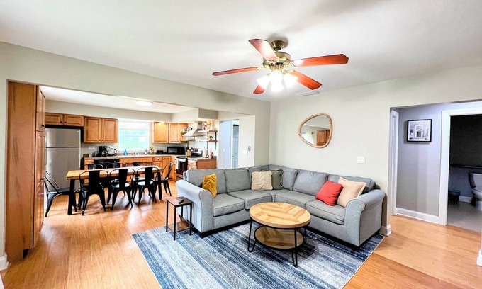 Champaign House | Cozy & comfortable - Stylishly decorated & close to everything!