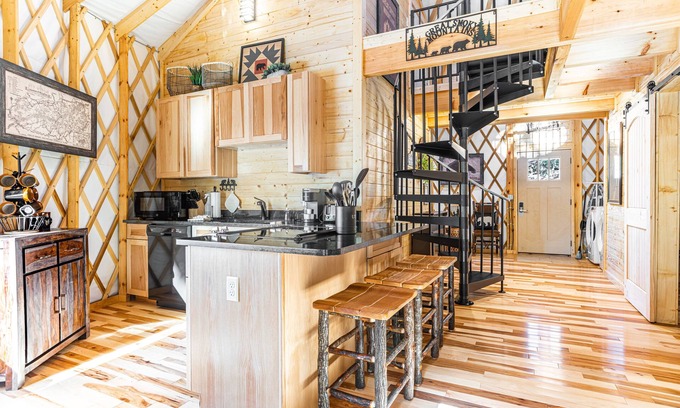 Pigeon Forge Cabin | Inviting 1BR Retreat with Huge Deck & Hot Tub Near Dollywood