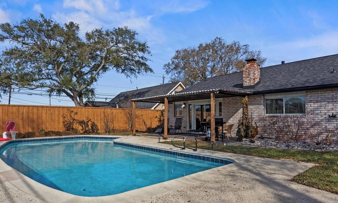 El Lago House | Ideally Located Near Kemah Boardwalk with Private Pool