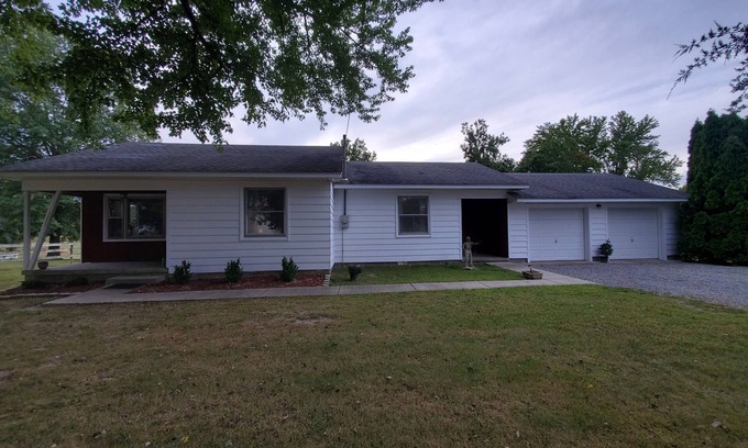 Crainville House | Serene Country Home: Eclipse Views Near Lakes & Highways