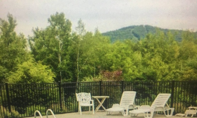 North Conway Condo | Inviting Condo Near North Conway with Hot Tub & Spa Access