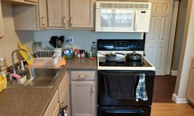 Keansburg Condo | Inviting Condo at Raritan Bay, Steps from NYC Bus Stop