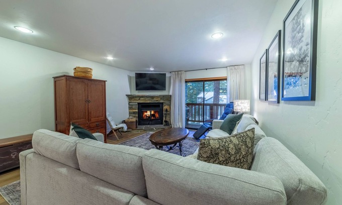 Mammoth Lakes Condo | Cozy Condo at The Summit, Walk to Ski 598