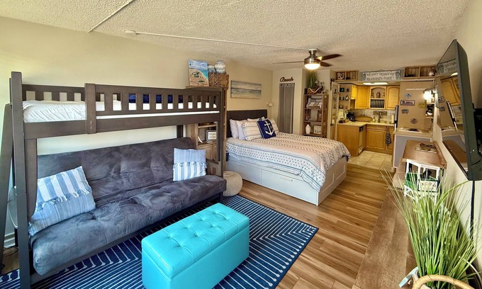 South End Condo | Idyllic Condo Retreat Just Steps from the Beach