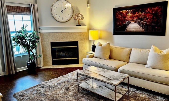 Indianapolis Condo | Charming Condo in Carmel with Pool and Spa Amenities