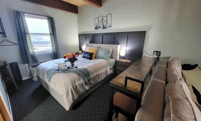 Mancelona Condo | Cozy condo in charming Mancelona on ski/golf resort. nPool closed temporarily.