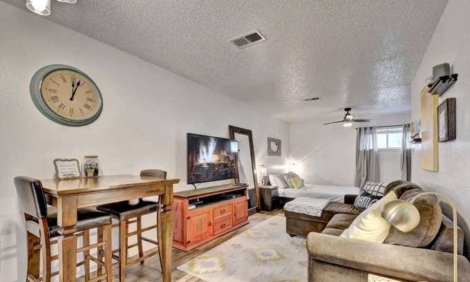 Hyde Park Condo | Inviting Condo Steps from UT/Downtown with Ocean View