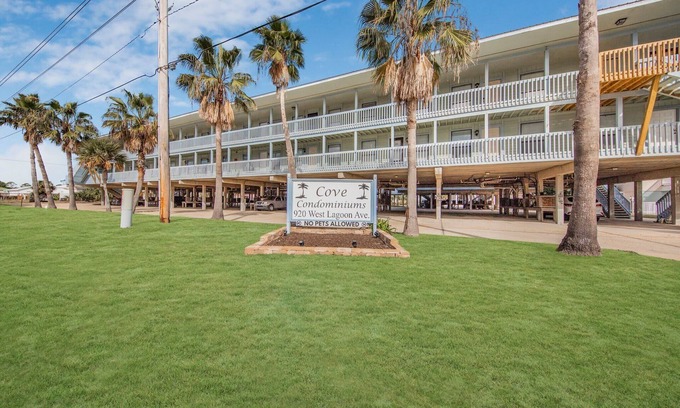 Gulf Shores Condo | Oceanfront Condo with Balcony & Pool - The Cove 205B