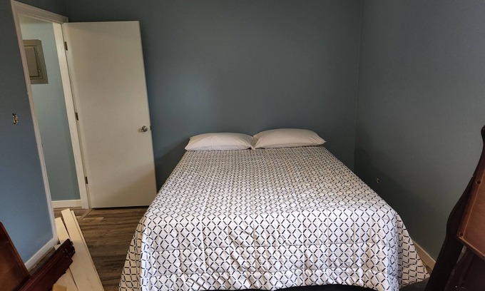 Lawrence Condo | Cozy Condo with community pool near Kansas University