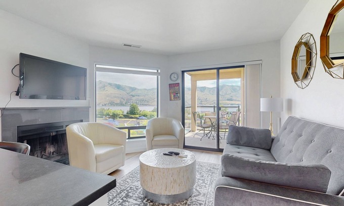 Chelan Condo | Relaxing Condo with Lake & Mountain Views and Pool Access