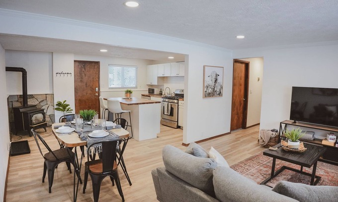 Logan House | Inviting Basement Apartment with Family-Friendly Amenities
