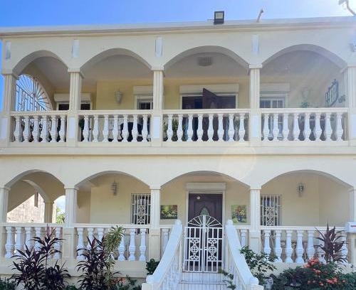 Cay Bay Apartment | Cozy & Convenient Stay Near Beach, Airport & More!