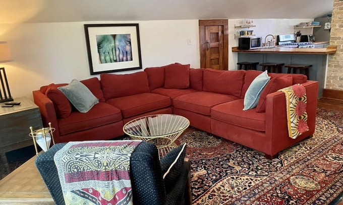 Austin House | Charming Apartment with Kitchen & Breakfast on 6th Street