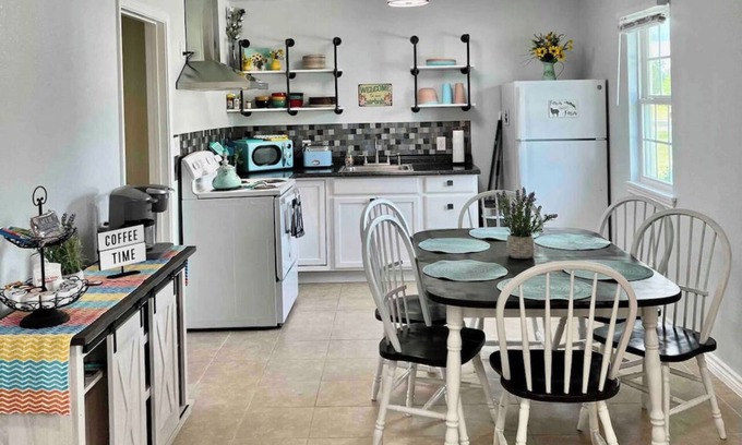 Aransas Pass House | Inviting Corner Cottage in Aransas Pass, Steps from Beaches