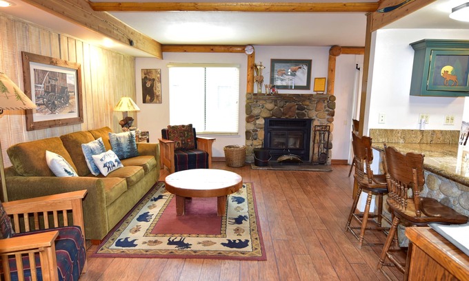 Mammoth Lakes Condo | Inviting Family Condo #121 with Pool and Spa Access