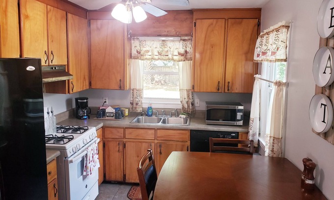 Southeast Pensacola House | Cozy Corner House with Garden, Near Beach & Family-Friendly!