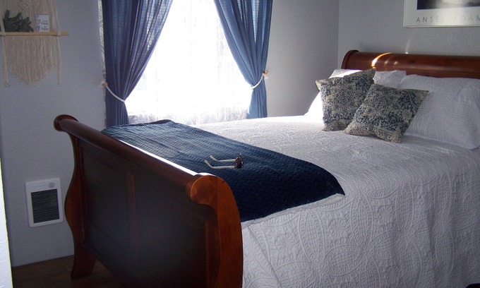 Elgin Apartment | Welcoming Cozy Corner: Pet-Friendly Haven Awaits You!
