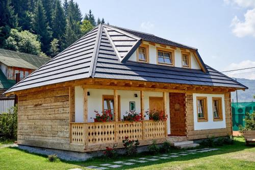 Viseu de Sus House | Guest Rated 10/10: Cozy Corner with Family & Pet Amenities