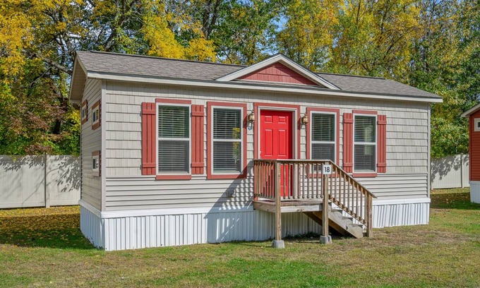 Queensbury Cottage | Inviting Cottage at Lake George Campsites - Top-Rated Retreat