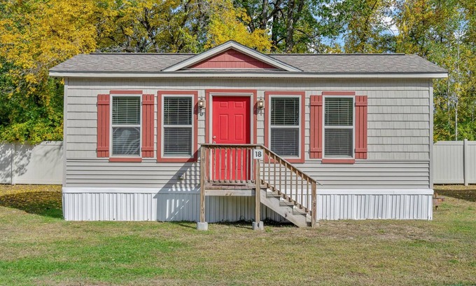 Queensbury Cottage | Welcoming Cottage Retreat at Lake George Campsites