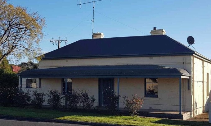 Tatiara House | Inviting Cottage Near Amenities, Pet and Family Friendly