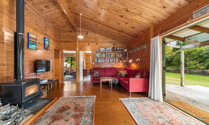 Kinloch House | Inviting Cottage Near Lakefront in Kinloch with Breakfast