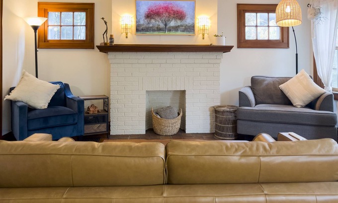 Clintonville Cottage | Charming Cottage Near High Street & OSU - Pet Friendly!