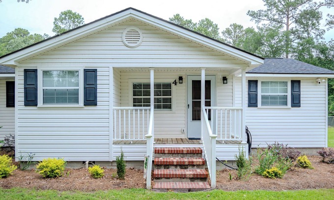 Windsor Forest Cottage | Charming Cottage Retreat with Spa and Hot Tub Amenities