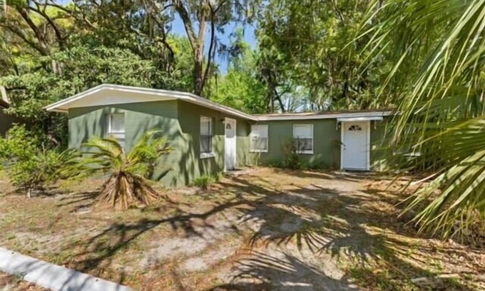 Chassahowitzka House | Inviting Cottage with Family and Pet-Friendly Amenities