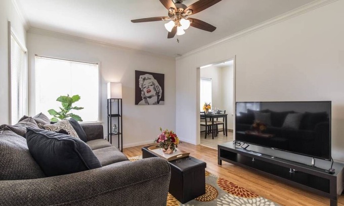 Burbank Apartment | Inviting Cottage with Full Kitchen & Guest Rated 9.8