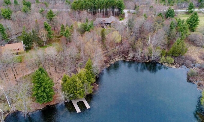 Rideau Lakes Cottage | Idyllic Cottage Retreat with Hot Tub & Game Room Amenities