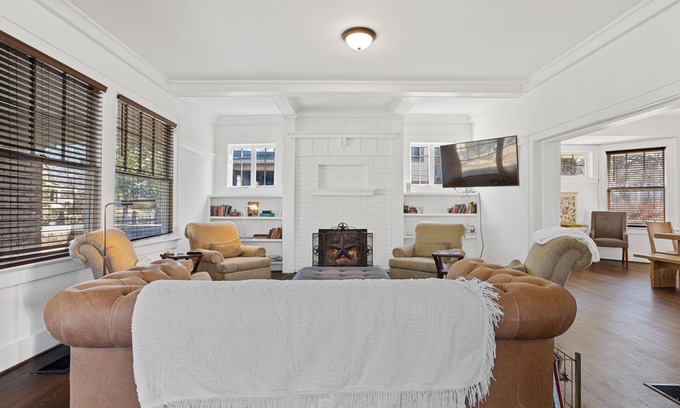 Norwood House | Inviting B'ham Cottage - 4 Bedrooms, Hot Tub & Near Downtown
