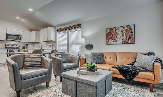 Norman House | Pet-Friendly Cozy Cottage in BoomerTown with Spa & Breakfast