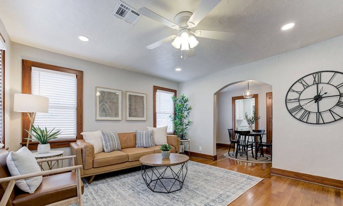 Edmond House | Pet-Friendly Cozy Cottage in Downtown Edmond, Rated 10/10