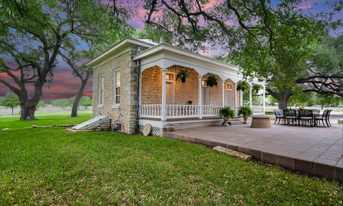 Lampasas Cottage | Charming Cottage Retreat in Scenic Lampasas for Families