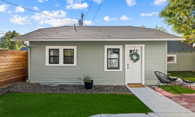 North End Cottage | Charming North End Cottage with Kitchen and Breakfast Included