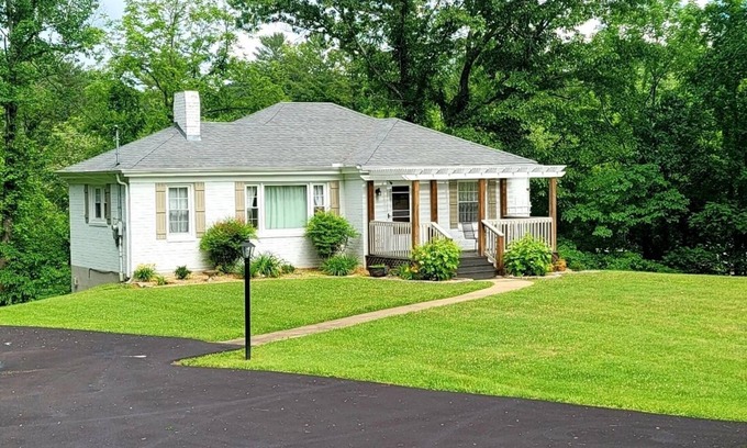 Bristol House | Inviting Cottage in Bristol with Kitchen & Breakfast Options