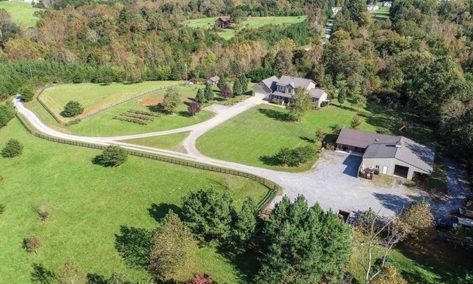 Evington House | Charming Cottage Escape Near Lynchburg with Breakfast Included