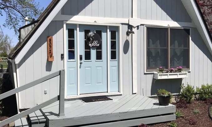 Syracuse Ski Chalet | Inviting Cottage on Lake Wawasee with Child-Friendly Amenities