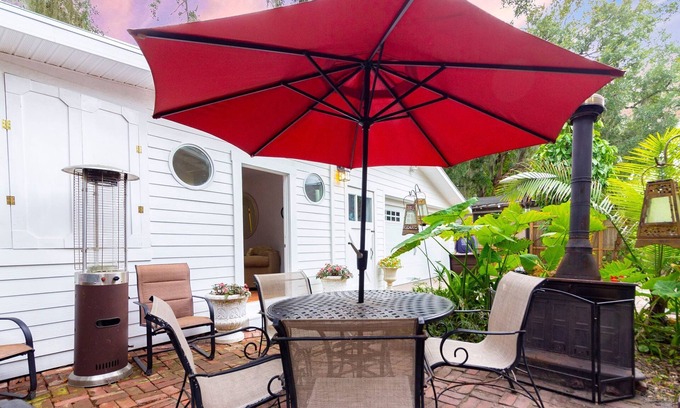 Palatka Cottage | Charming Cottage Retreat by the River with Spa & Breakfast