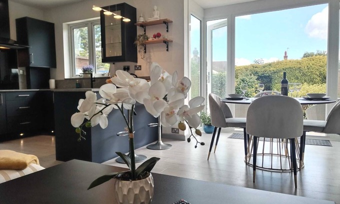 Alexandra House | Cozy Cottage near London in Beautiful Surrey.